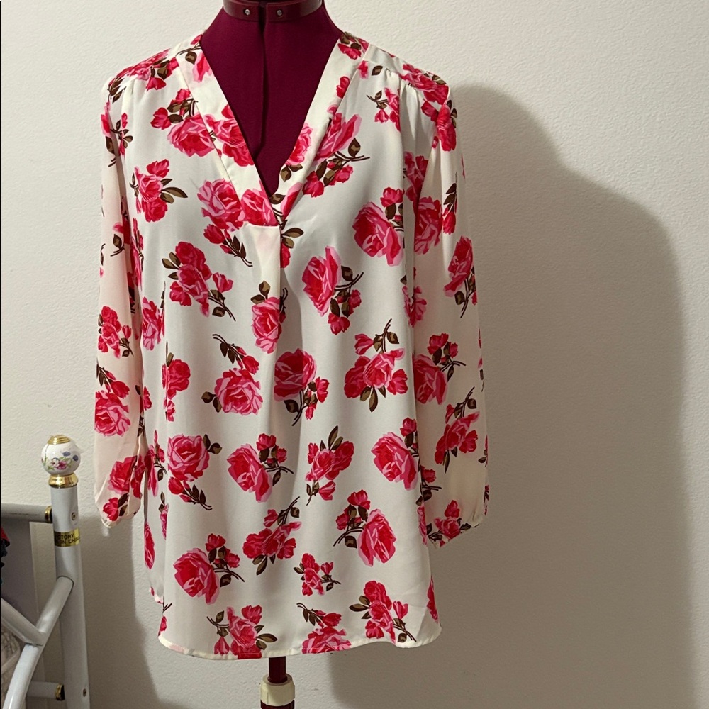 NWT Jon & Anna Floral V-Neck floral large too V-neck 3/4 sleeves 100% polyester